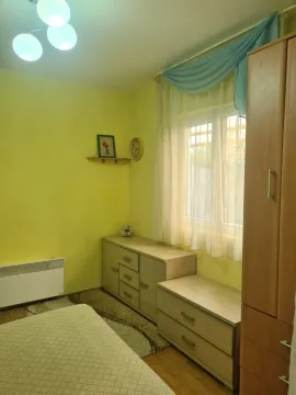 Namještena spavaća soba sa krevetom, ormarom i komodom. - image 5