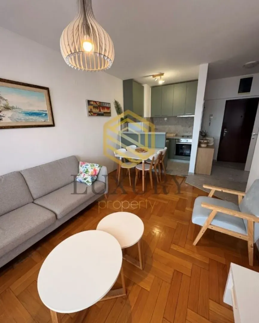 Izdavanje, jednosoban stan, 45m², Centar, Tivat