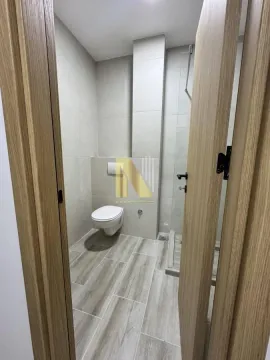 Pogled na moderno uređeno kupatilo sa tuš kabinom. - image 6