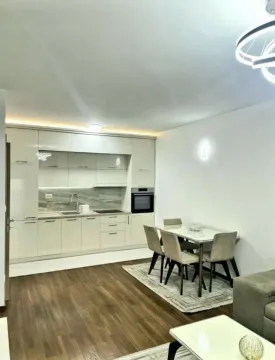 Moderna kuhinja sa trpezarijom i ugradnim elementima. - image 3