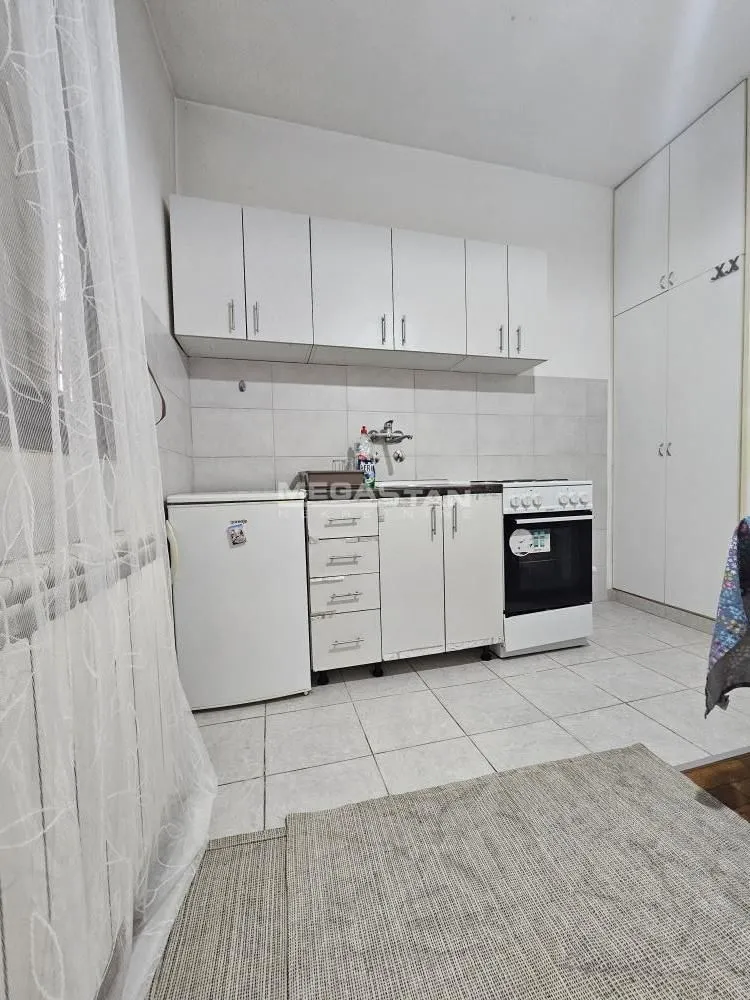 Izdavanje, jednosoban stan, 30m², Đeram Pijaca, Beograd