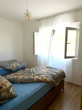 Svjetla spavaća soba sa dva kreveta i otvorenim prozorom. - image 11
