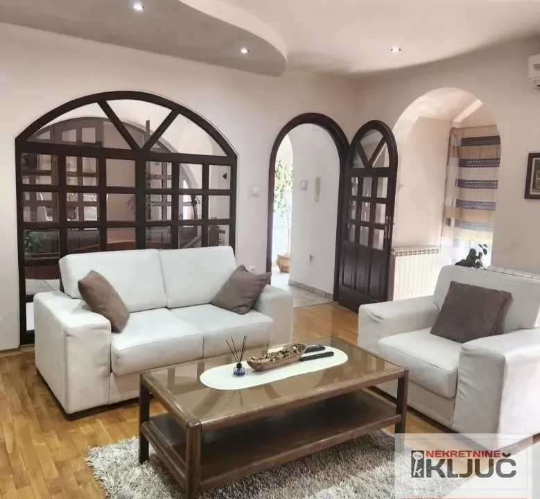 Izdavanje, trosoban stan, 130m², Telep, Novi Sad Sve Podlokacije