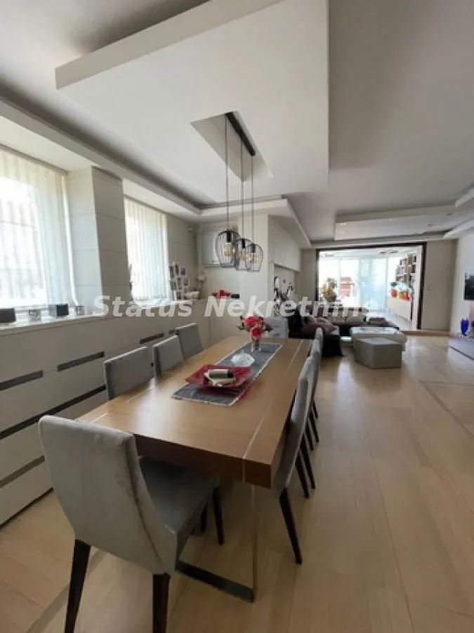 Prodaja, kuća, 250m², Lipov gaj, Novi Sad Sve Podlokacije