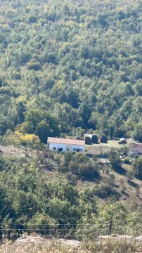 Pogled izdaleka na kuću okruženu šumom i prirodom. - image 2