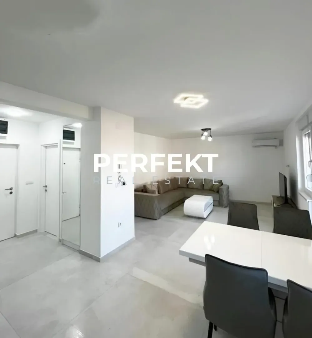 Prodaja, trosoban stan, 105m², Centar, Pančevo