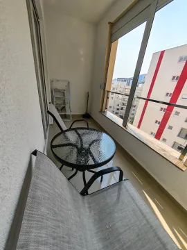 Manji zatvoreni balkonski prostor sa staklenim stočićem i stolicama. - image 4