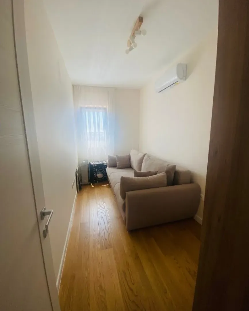 Izdavanje, trosoban stan, 95m², Central Point, Podgorica