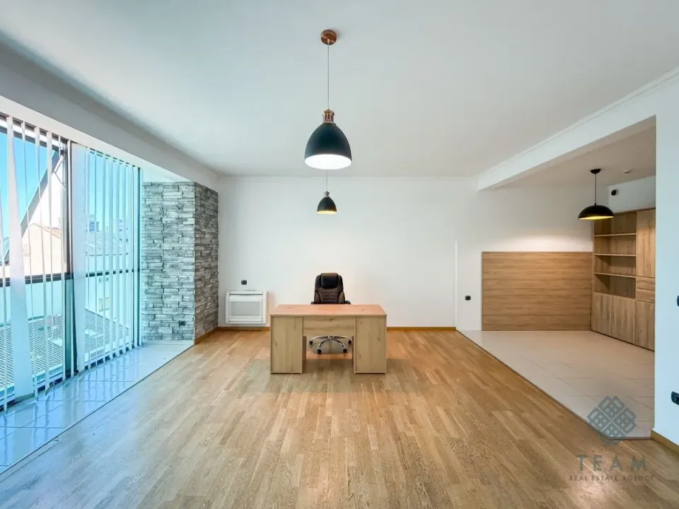 Izdavanje, poslovni prostor, 255m², Centar, Podgorica