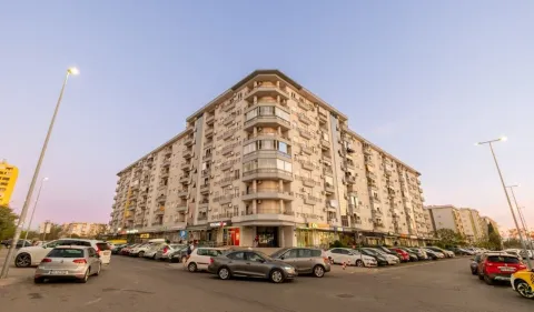 Spoljašnji izgled višespratne stambene zgrade sa parkiranim automobilima ispred. - image 8