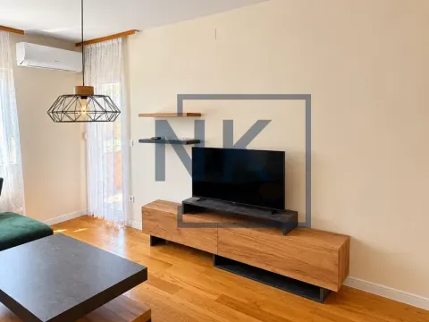 Dnevna soba sa TV komodom i drvenim podom. - image 8