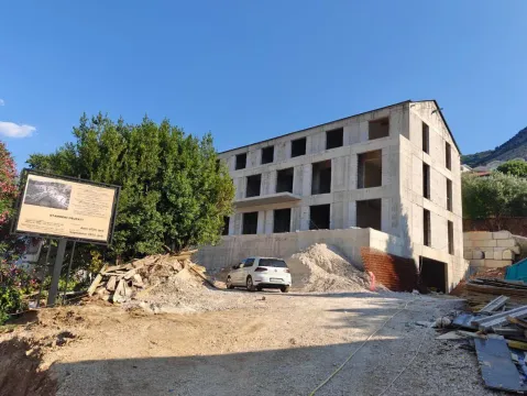 Stambeni objekat u izgradnji sa građevinskom tablom i dvorištem. - image 12