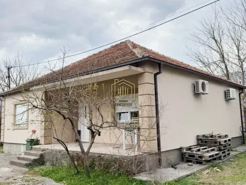 Kuća in Tomba