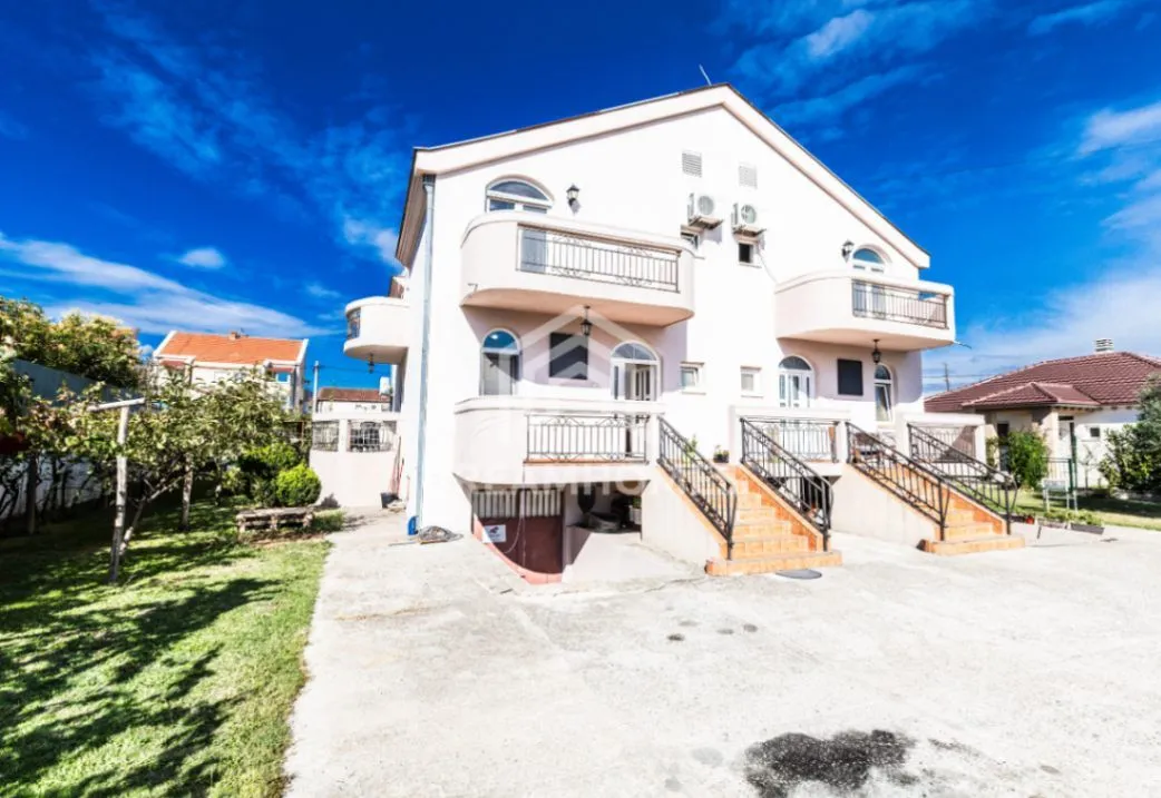 Izdavanje, kuća, 160m², Tološi, Podgorica