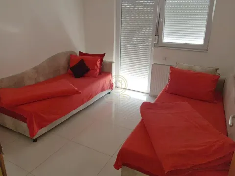 Spavaća soba sa dva kreveta i balkonskim vratima. - image 15