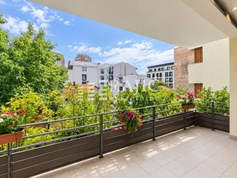 Spacious covered terrace with a city view. - image 14
