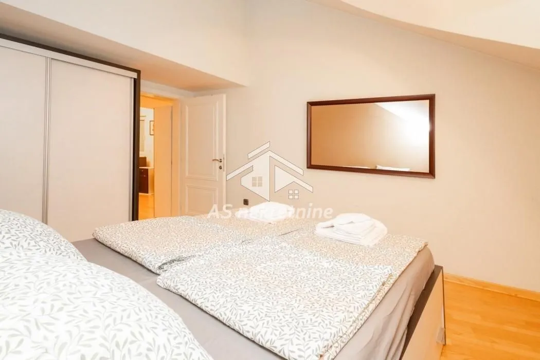 Izdavanje, četvorosoban stan, 140m², Obilićev Venac, Beograd