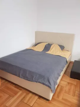 Spavaća soba sa bračnim krevetom i parketom na podu. - image 6