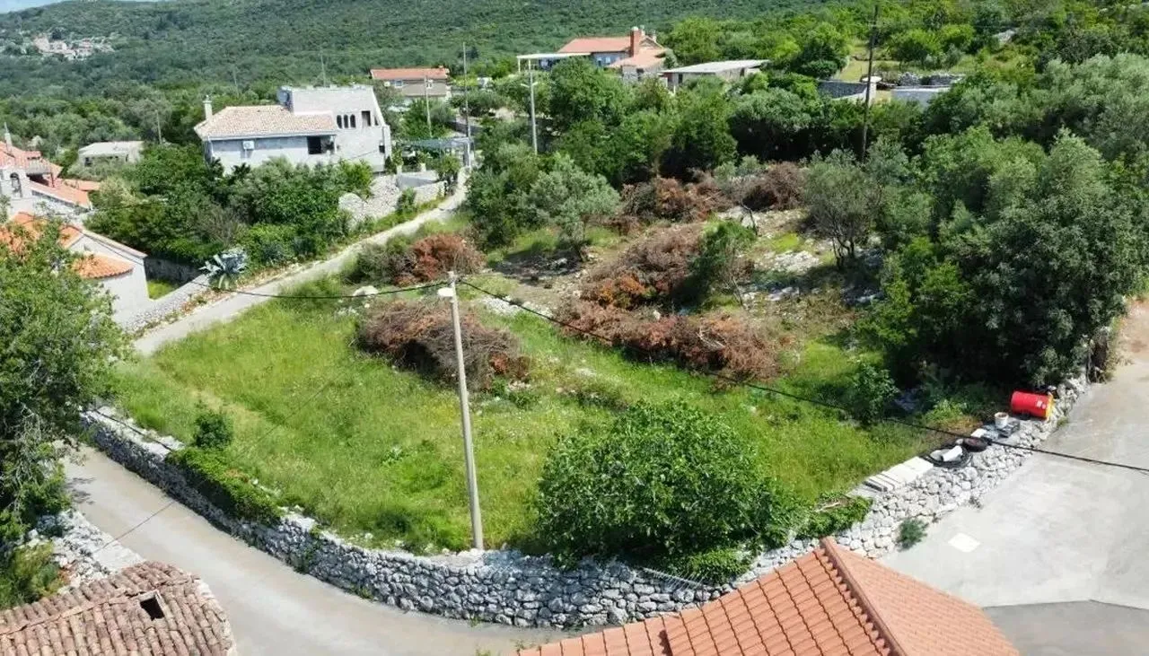 Pogled iz vazduha na plac sa zelenilom i okruženjem u prizemlju.