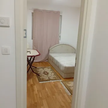 Pogled iz hodnika na spavaću sobu sa krevetom i radnim stolom. - image 5