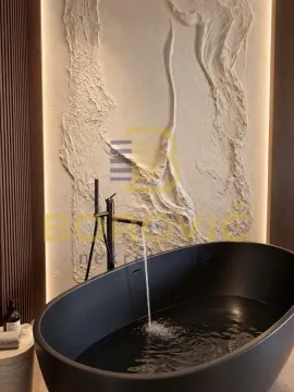 Moderno kupatilo sa crnom samostojećom kadom i dekorativnim zidom. - image 14