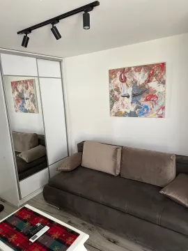 Udobna dnevna soba sa braon trosjedom, bijelim ormarom sa ogledalom i slikom na zidu. - image 3