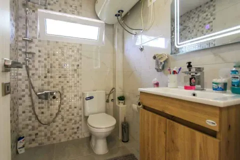Manje kupatilo sa tuš kabinom, umivaonikom i WC šoljom. - image 12