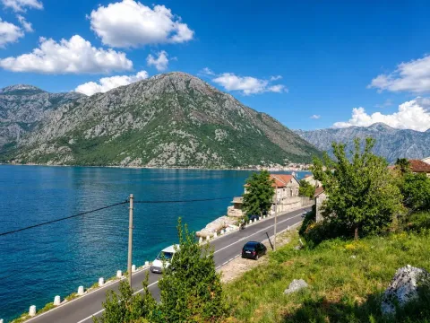 Pogled na more i planine sa obalnim putem. - image 6