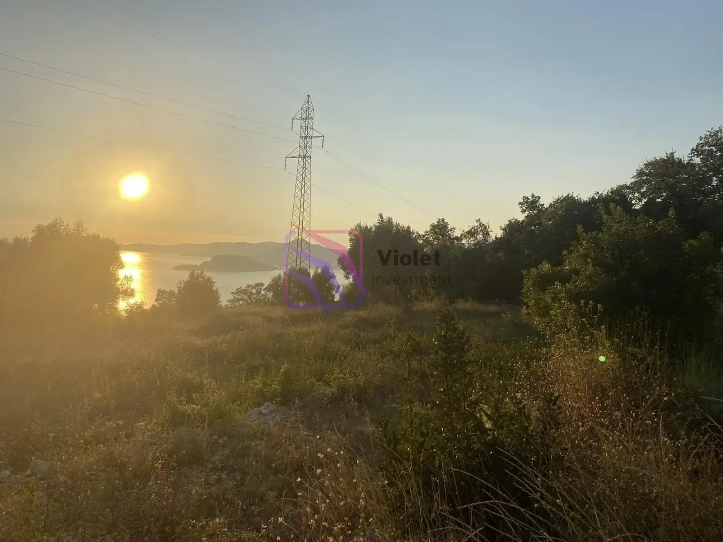 Pogled na zaliv i zalazak sunca sa parcele.