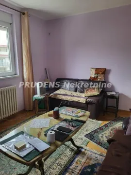 Nameštena dnevna soba sa garniturom, stočićem i tepisima. - image 4