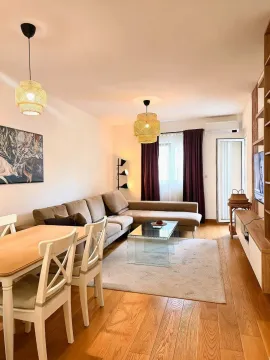 Udoban dnevni boravak sa garniturom, trpezarijskim stolom i modernim osvjetljenjem. - image 4