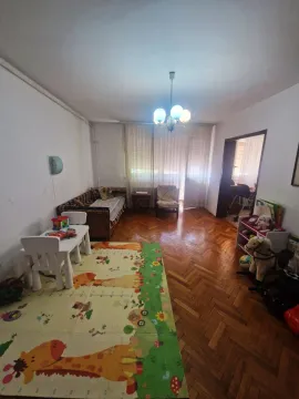 Dnevna soba sa garniturom za sedenje, dečijim kutkom i parketom na podu. - image 4