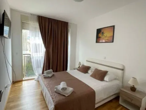 Izdavanje, jednosoban stan, 39m², Bečići, Budva