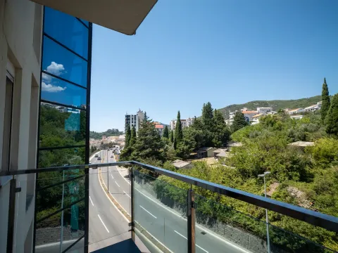 Pogled sa balkona na okolinu i ulicu. - image 13