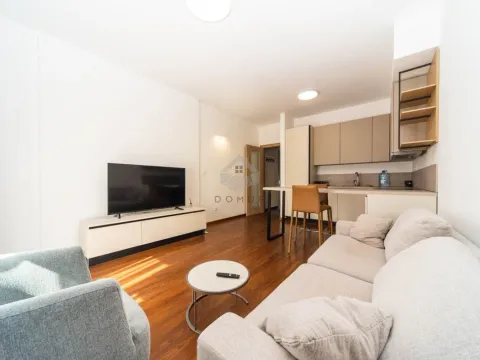 Izdavanje, dvosoban stan, 68m², Master Kvart, Podgorica