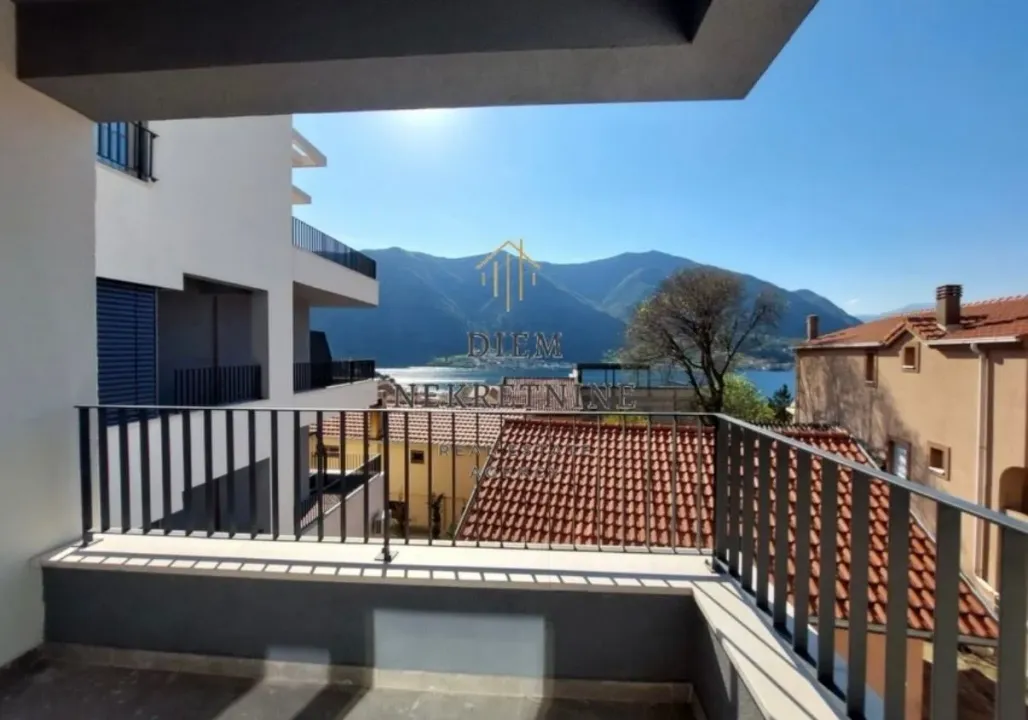Sale, two bedroom apartment, 55m², Dobrota, Kotor