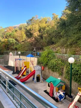 Dvorište sa igralištem za djecu i zelenilom. - image 5