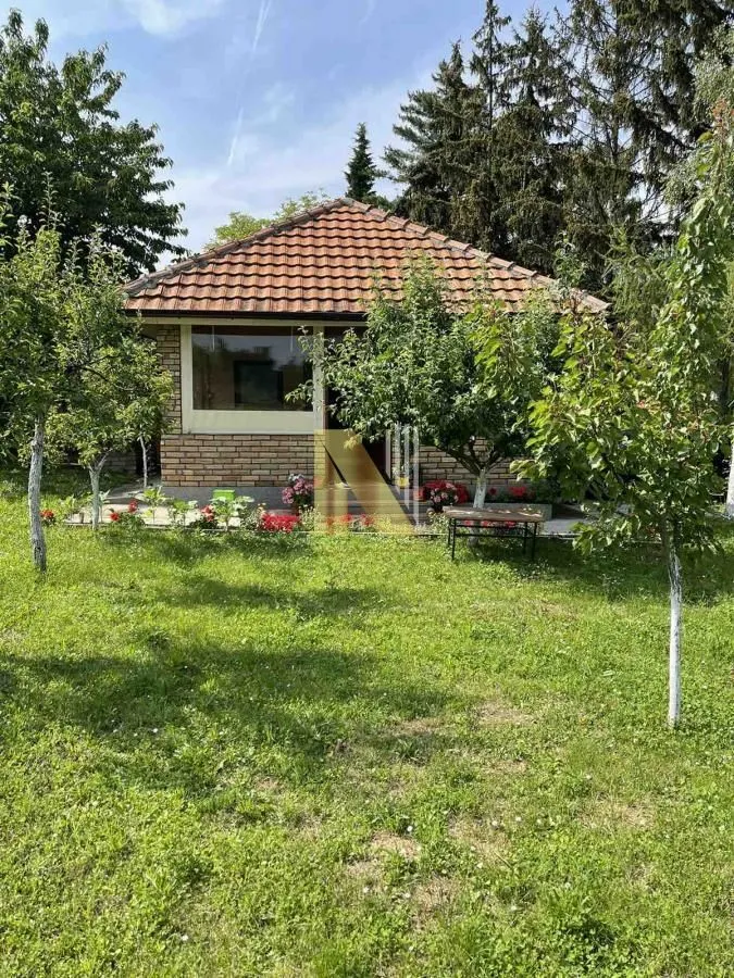 Prizemna kuća sa dvorištem i zelenilom.