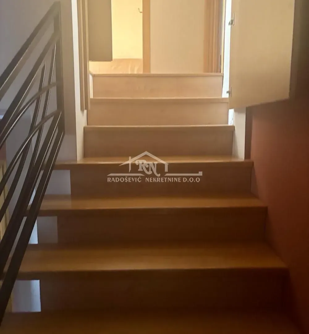 Prodaja, stan, 199m², Petlovo Brdo, Beograd