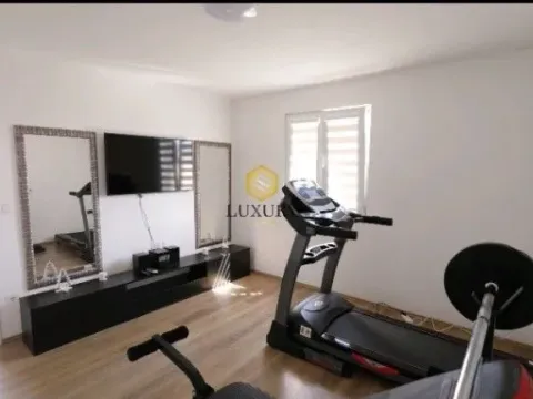 Izdavanje, kuća, 250m², Tološi, Podgorica - image 13