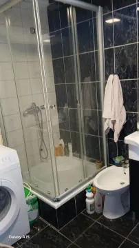 Kupatilo sa tuš kabinom, bideom i veš mašinom. - image 6