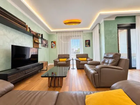 Dnevna soba sa kožnim garniturama, televizorom i dekorativnim zidom. - image 3