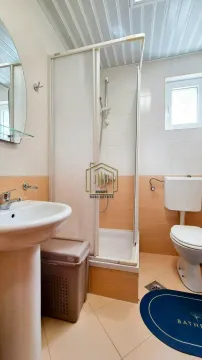 Kompaktno kupatilo sa tuš kabinom, umivaonikom i toaletom. - image 6