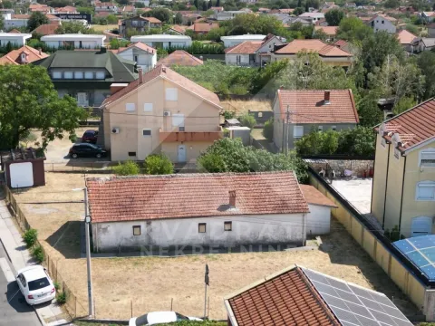 Pogled iz vazduha na okolne kuće i dvorišta u naselju. - image 3