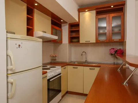 Izdavanje, dvosoban stan, 60m², Dobrota, Kotor - image 5