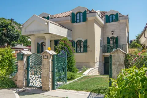 Pogled na prednju fasadu i ulaz u kuću sa dvorištem. - image 3