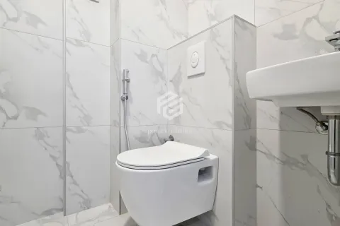 Moderne keramičke pločice u kupatilu sa ugradnom šoljom i umivaonikom. - image 9