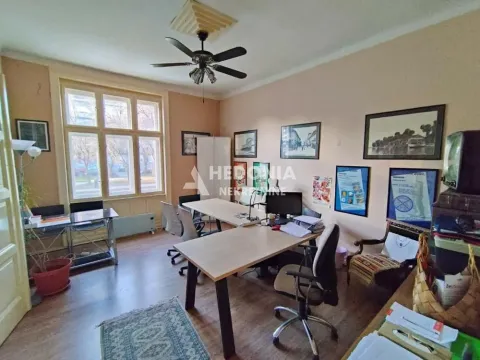 Prostorija uređena kao kancelarija sa radnim stolovima i stolicama. - image 4