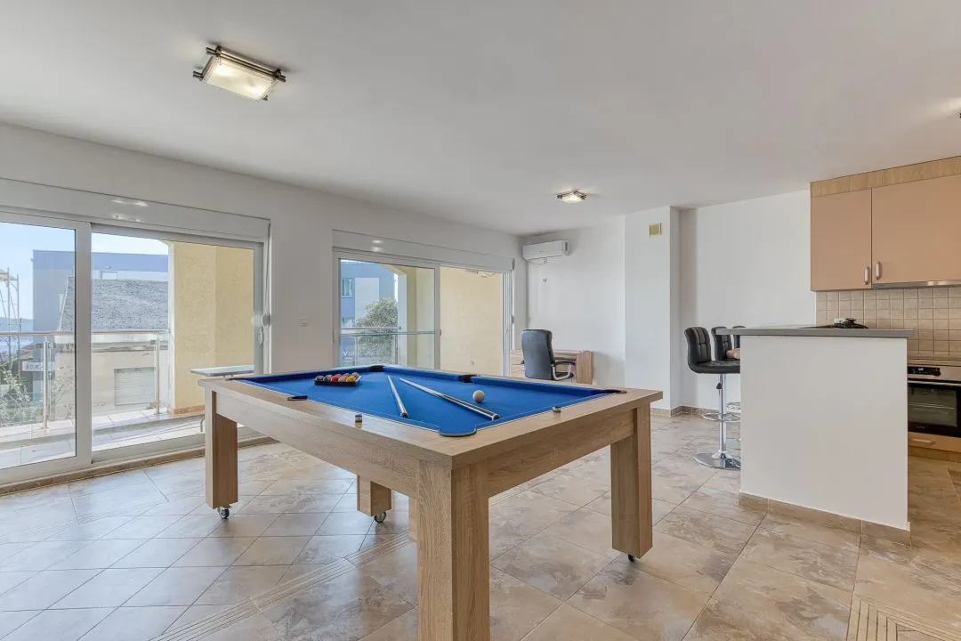 Izdavanje, dvosoban stan, 120m², Lazi, Budva