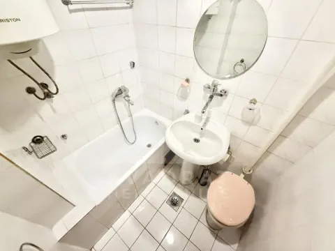 Manje kupatilo sa kadom, umivaonikom, toaletom i okruglim ogledalom. - image 8